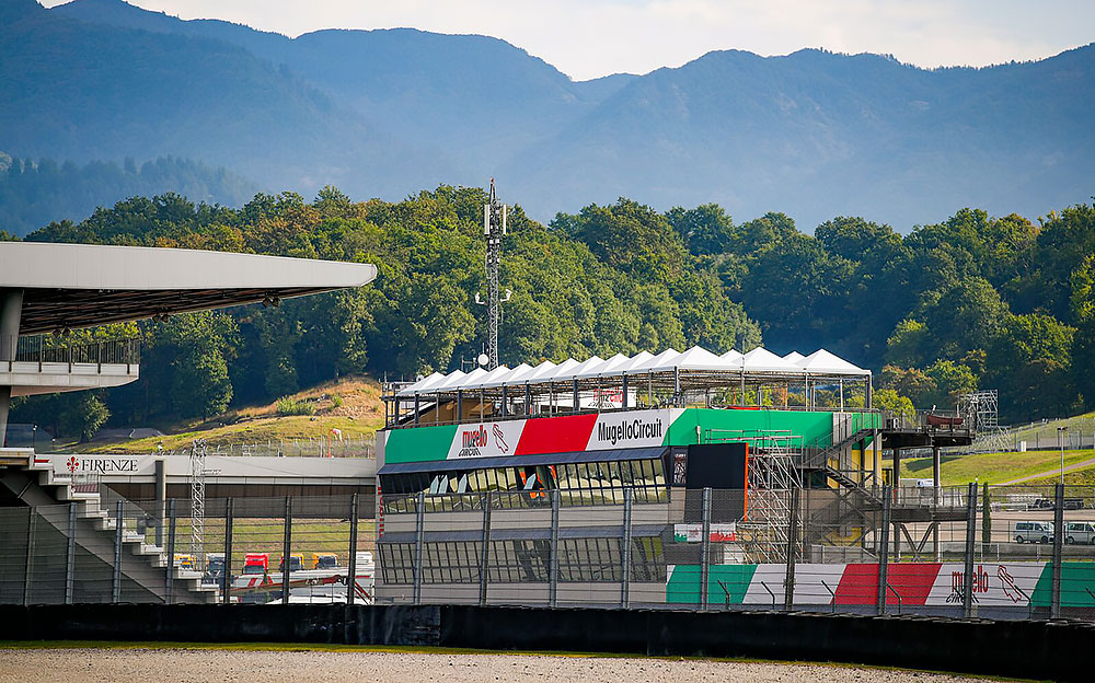 2020年F1托斯卡纳大奖赛，穆杰罗赛道的主看台与维修楼