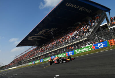 2021年F1荷兰大奖赛一练，驶过赞德沃特赛道主直道的红牛车手维斯塔潘
