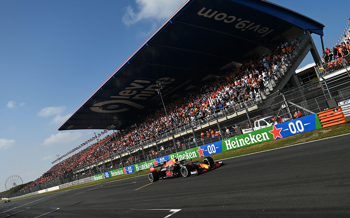2021年F1荷兰大奖赛一练，驶过赞德沃特赛道主直道的红牛车手维斯塔潘