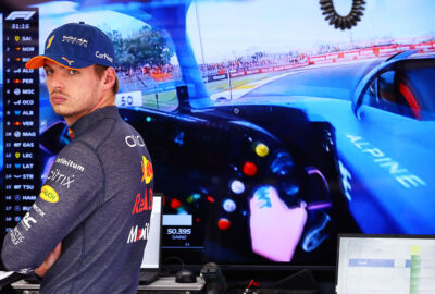 2022年F1荷兰大奖赛，因变速箱故障缺席一练、在车库内旁观阿隆索（阿尔派）车载画面的维斯塔潘（红牛）