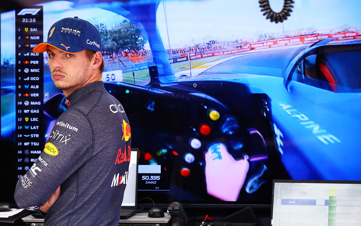 2022年F1荷兰大奖赛，因变速箱故障缺席一练、在车库内旁观阿隆索（阿尔派）车载画面的维斯塔潘（红牛）