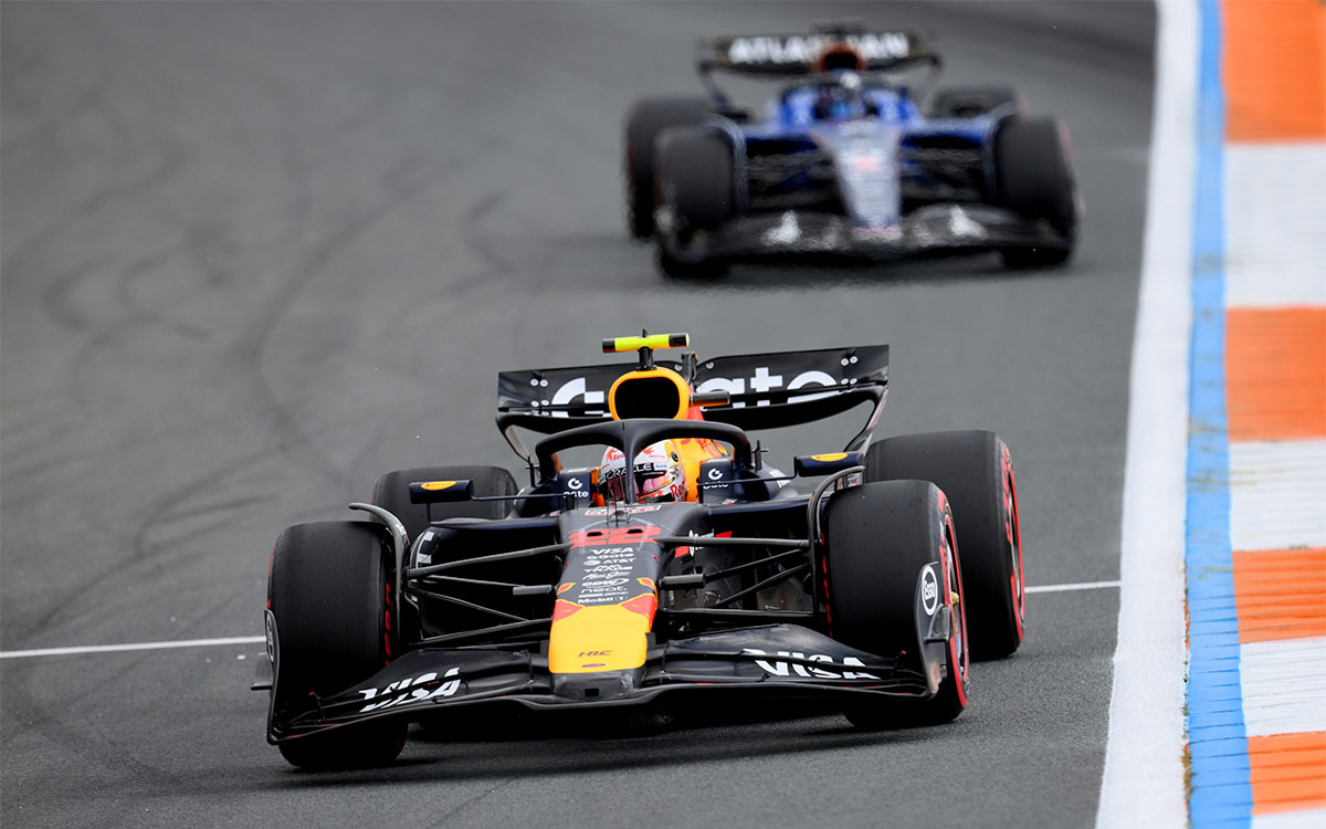 2025年F1荷兰大奖赛一练，角田裕毅驾驶红牛RB21领跑阿尔本的威廉姆斯FW47