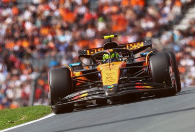 2025年F1荷兰大奖赛一练，诺里斯驾驶迈凯伦在赞德福特赛道行驶