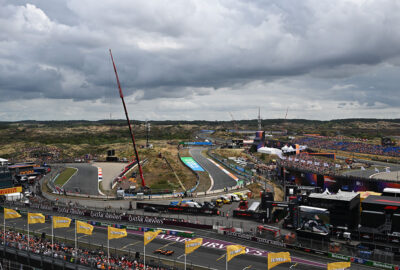 2026年F1荷兰大奖赛一练，F1赛车在阴云下的赞德沃特赛道行驶