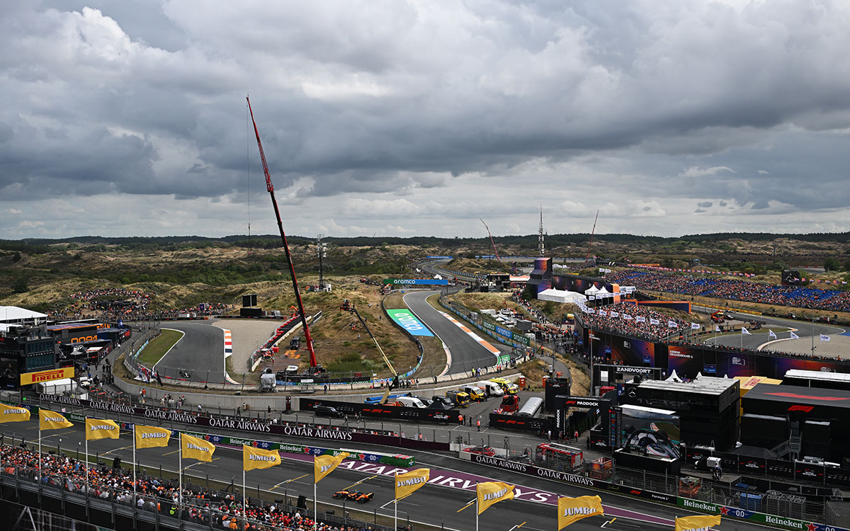 2026年F1荷兰大奖赛一练，F1赛车在阴云下的赞德沃特赛道行驶