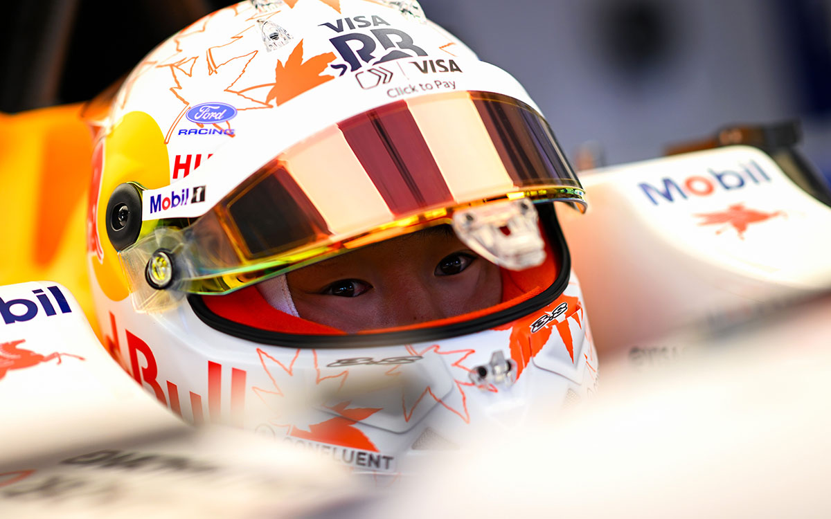 2026年F1荷兰大奖赛媒体日,角田裕毅在车库进行座椅适配