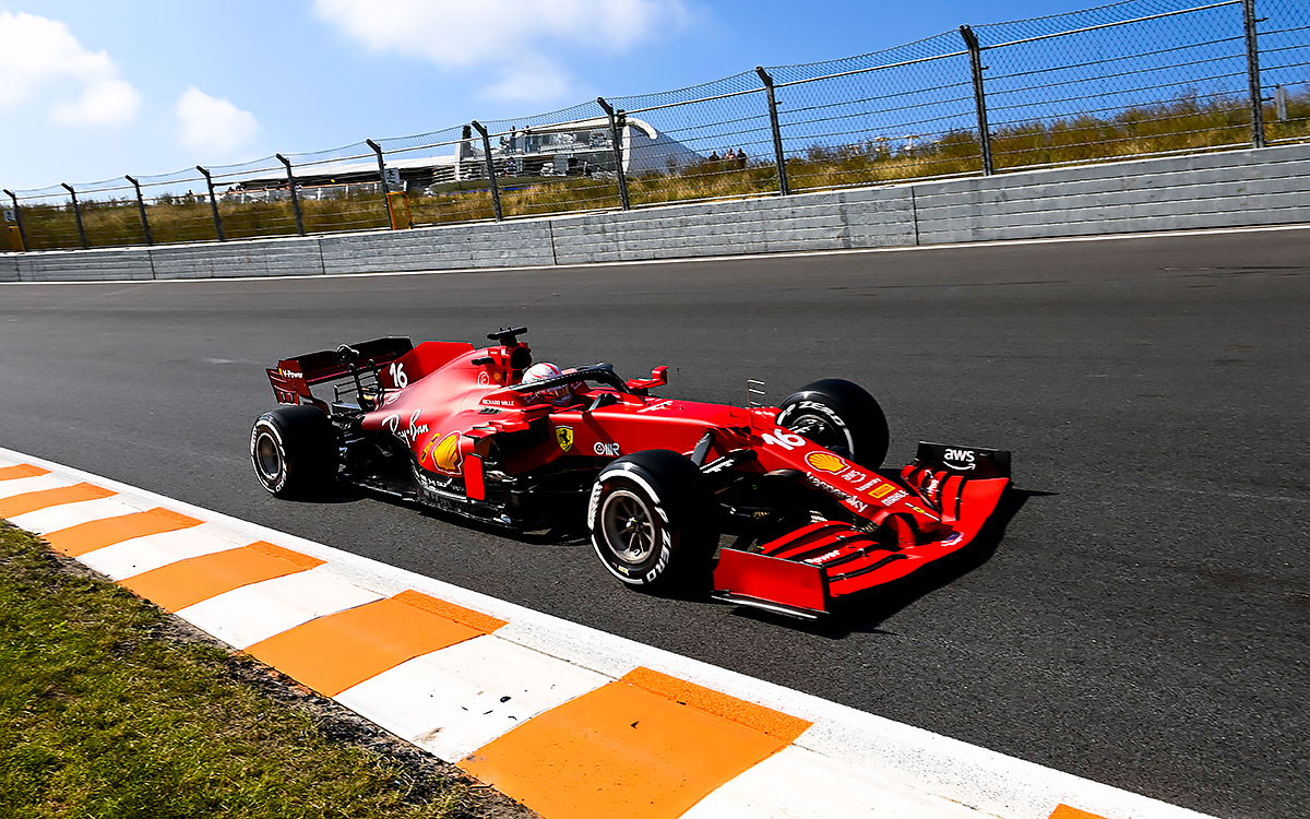 2021年F1荷兰大奖赛，行驶在赞德沃特赛道的法拉利车手勒克莱尔