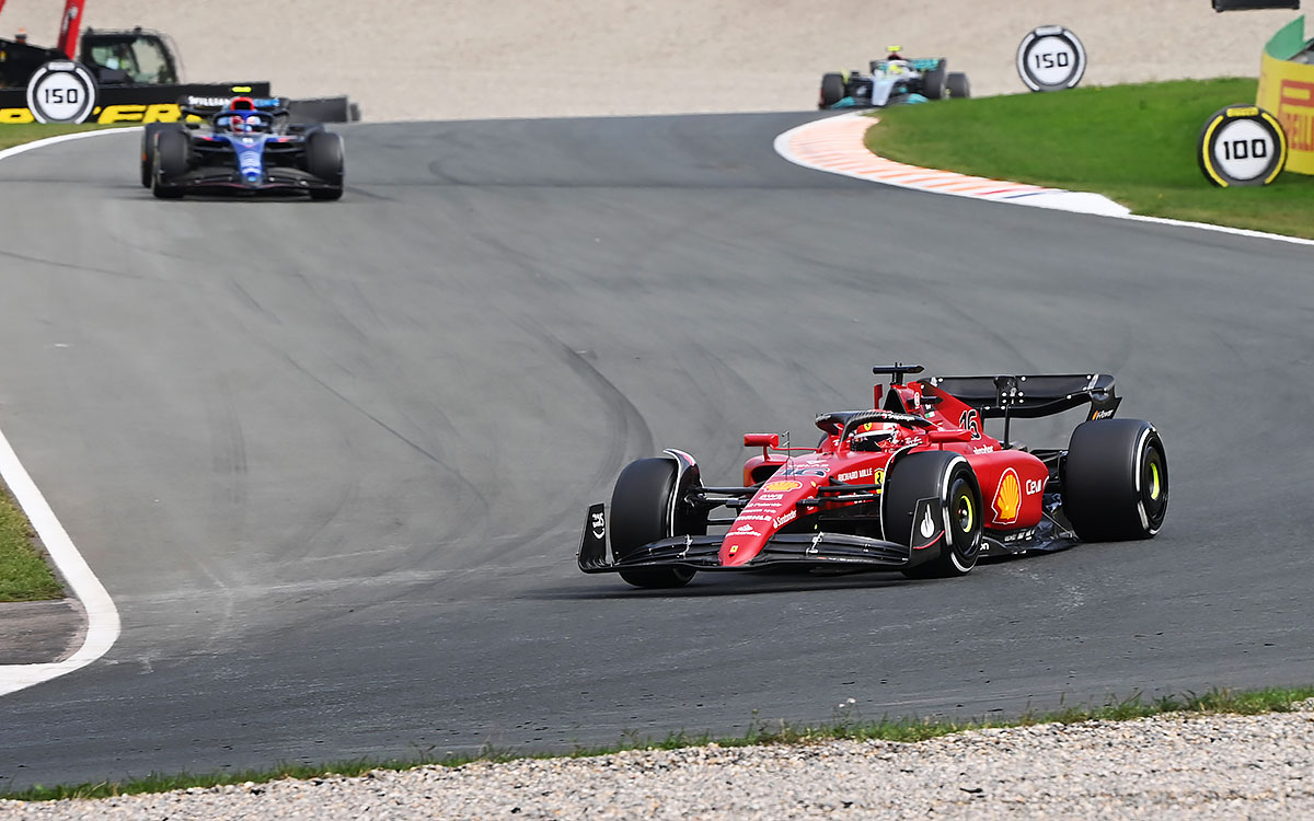 2022年F1荷兰大奖赛一练，勒克莱尔驾驶法拉利在赞德沃特赛道行驶