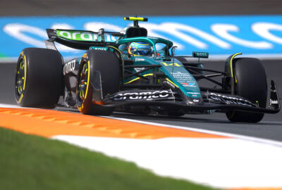 2025年F1荷兰大奖赛二练，阿隆索驾驶阿斯顿马丁在赞德福特赛道行驶