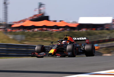 2021年F1荷兰大奖赛三练，行驶在赞德沃特赛道的红牛车手维斯塔潘