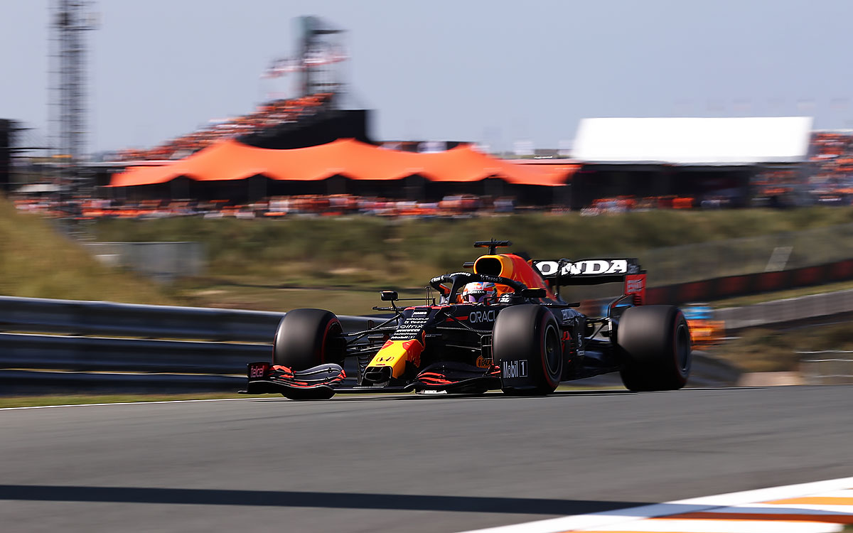 2021年F1荷兰大奖赛三练，行驶在赞德沃特赛道的红牛车手维斯塔潘