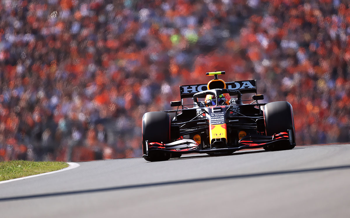 2021年F1荷兰大奖赛排位赛,行驶在赞德沃特赛道的红牛车手佩雷兹