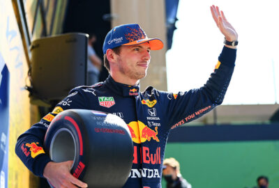 2021年F1荷兰大奖赛排位赛，手举倍耐力杆位奖回应车迷欢呼的红牛车手维斯塔潘