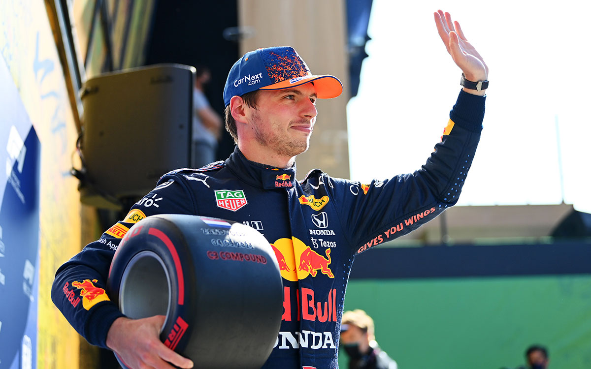 2021年F1荷兰大奖赛排位赛，手举倍耐力杆位奖回应车迷欢呼的红牛车手维斯塔潘