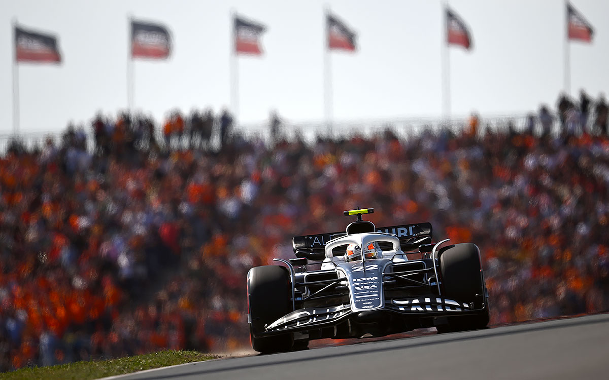 2022年F1荷兰大奖赛排位赛,角田裕毅驾驶红牛二队驶过赞德沃特赛道