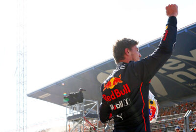 2022年F1荷兰大奖赛排位赛，夺得杆位后向看台车迷挥拳庆祝的维斯塔潘（红牛）