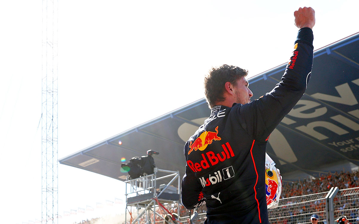 2022年F1荷兰大奖赛排位赛，夺得杆位后向看台车迷挥拳庆祝的维斯塔潘（红牛）