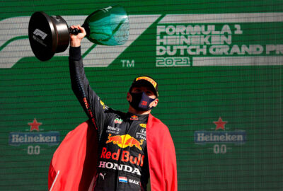 2021年F1荷兰大奖赛正赛，在领奖台上高举冠军奖杯的红牛车手维斯塔潘