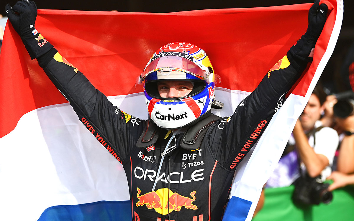 2022年F1荷兰大奖赛，高举荷兰国旗庆祝夺冠的维斯塔潘