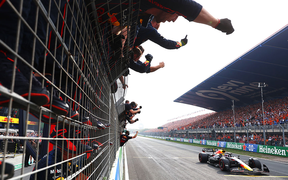 2022年F1荷兰大奖赛正赛,庆祝维斯塔潘率先冲线的红牛车队成员