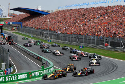 2025年F1荷兰大奖赛正赛发车后1号弯，维斯塔潘向领跑的皮亚斯特里与诺里斯发起进攻
