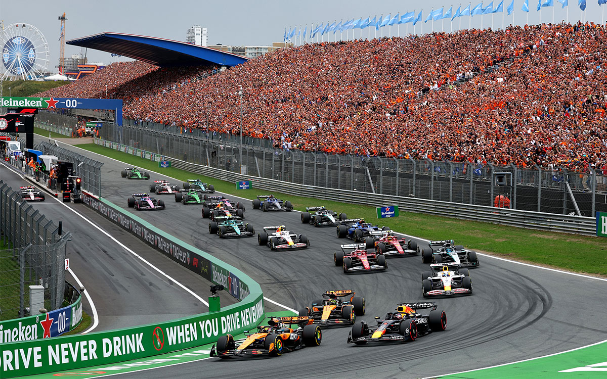 2025年F1荷兰大奖赛正赛发车后1号弯，维斯塔潘向领跑的皮亚斯特里与诺里斯发起进攻