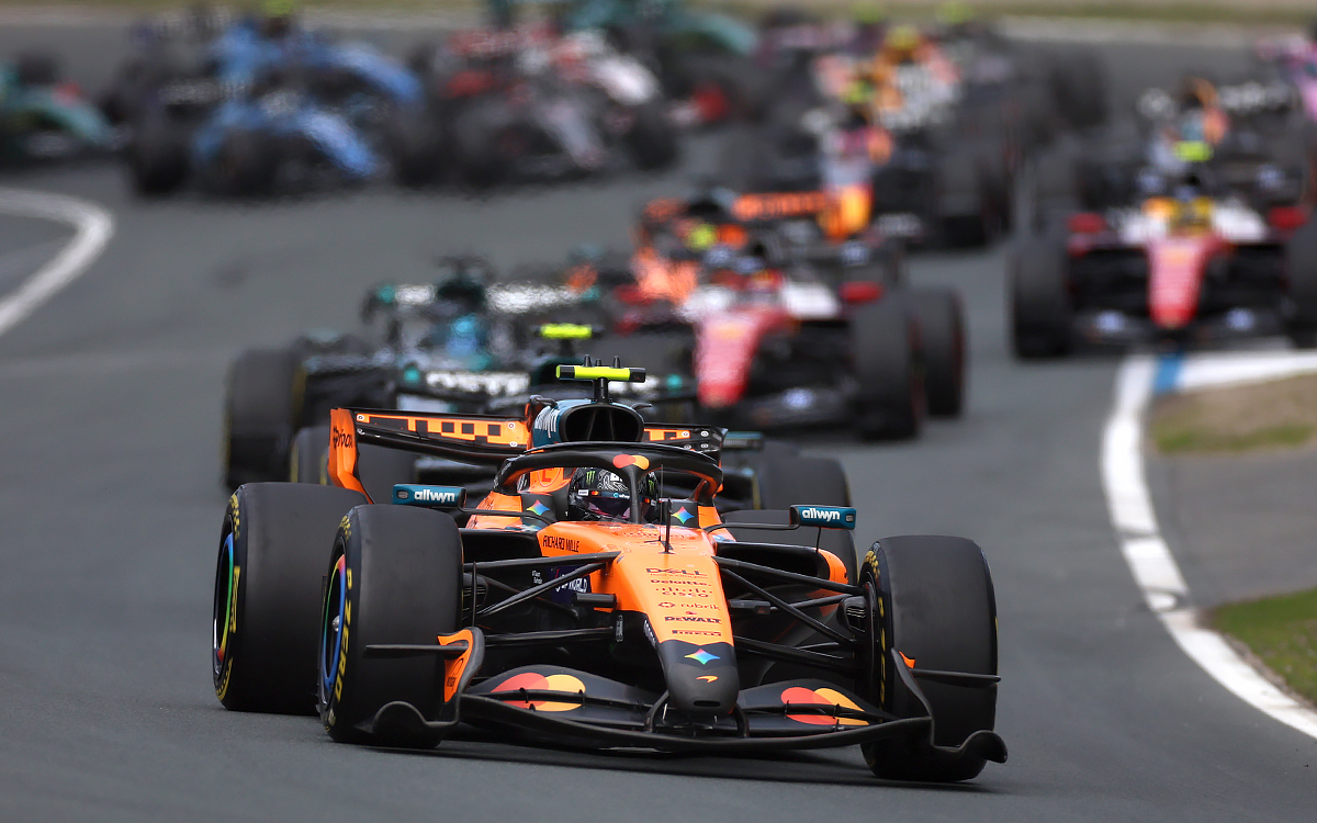 2026年F1荷兰大奖赛正赛，领跑比赛的诺里斯不断拉开与后方车群的差距