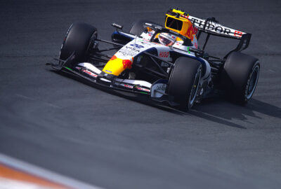 2026年F1荷兰大奖赛一练，角田裕毅驾驶红牛二队VCARB 03驶过赞德沃特倾斜弯道