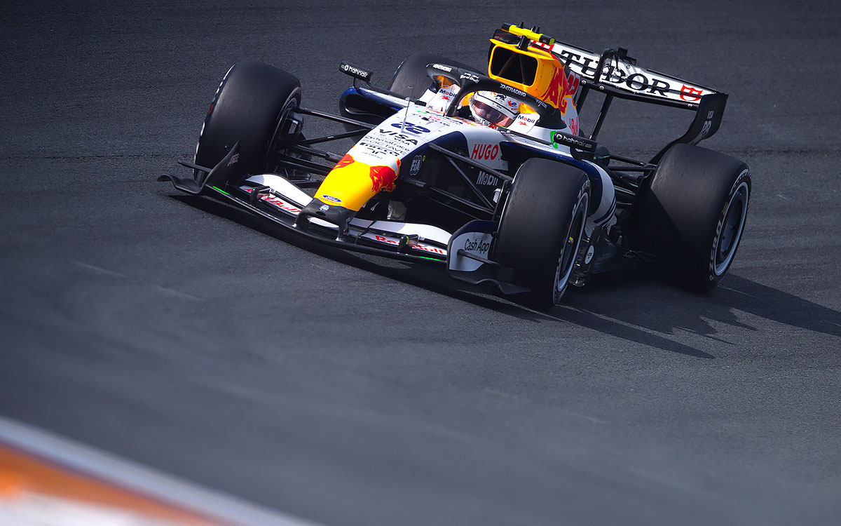2026年F1荷兰大奖赛一练，角田裕毅驾驶红牛二队VCARB 03驶过赞德沃特倾斜弯道