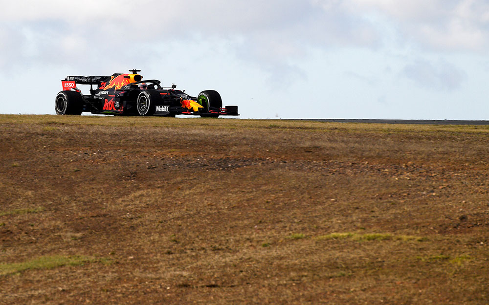 2020年F1葡萄牙大奖赛一练,驾驶红牛-本田RB16行驶在阿尔加维赛道的马克斯·维斯塔潘