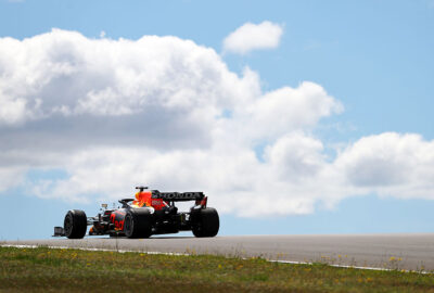 2021年F1葡萄牙大奖赛一练，在阿尔加维赛道行驶的红牛RB16B