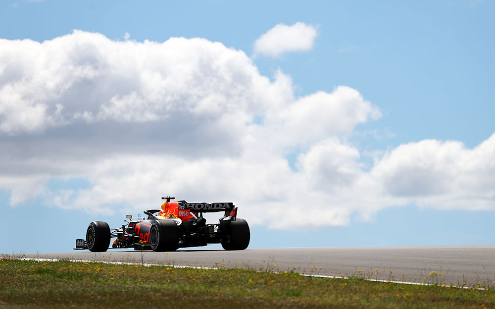 2021年F1葡萄牙大奖赛一练，在阿尔加维赛道行驶的红牛RB16B