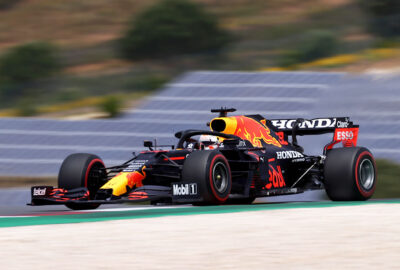 2021年F1葡萄牙大奖赛三练，马克斯·维斯塔潘驾驶红牛在阿尔加维赛道行驶