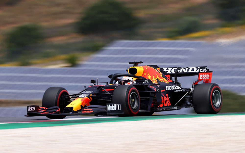 2021年F1葡萄牙大奖赛三练，马克斯·维斯塔潘驾驶红牛在阿尔加维赛道行驶
