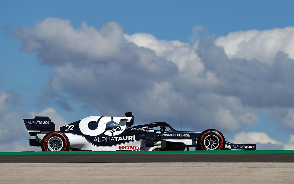 2021年F1葡萄牙大奖赛,角田裕毅驾驶红牛二队在阿尔加维赛道行驶