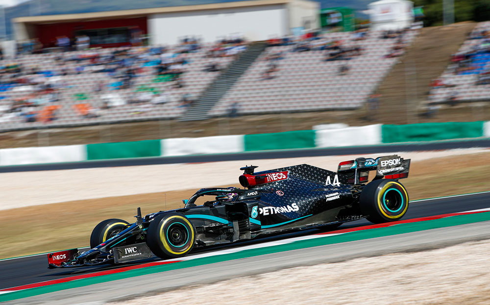 2020年F1葡萄牙大奖赛排位赛，驾驶梅赛德斯W11行驶在阿尔加维赛道的刘易斯·汉密尔顿