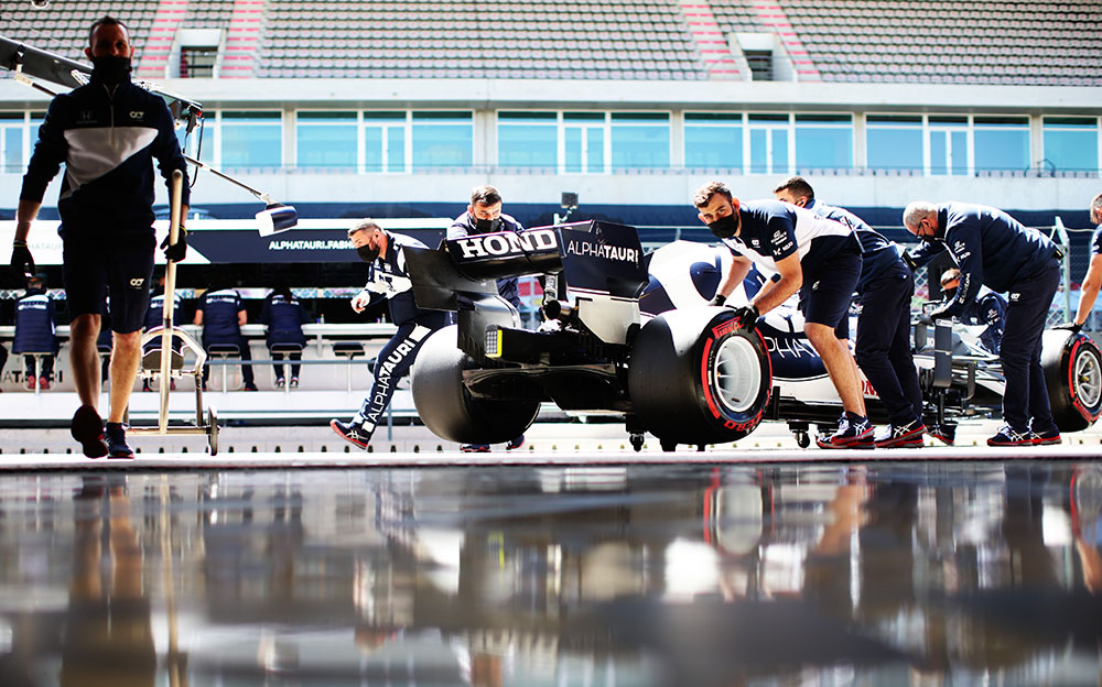 2021年F1葡萄牙大奖赛排位赛,被运回车库的角田裕毅的红牛二队AT02