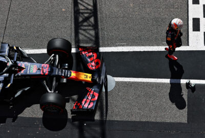 2021年F1葡萄牙大奖赛排位赛，完赛后走过帕克费尔梅区的红牛车手马克斯·维斯塔潘