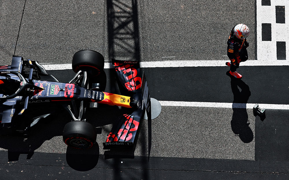 2021年F1葡萄牙大奖赛排位赛，完赛后走过帕克费尔梅区的红牛车手马克斯·维斯塔潘