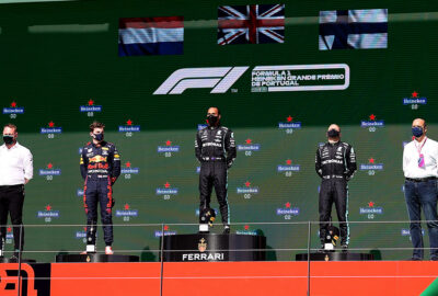 2021年F1葡萄牙大奖赛正赛，参加领奖台仪式的汉密尔顿、博塔斯（梅赛德斯）与维斯塔潘（红牛）