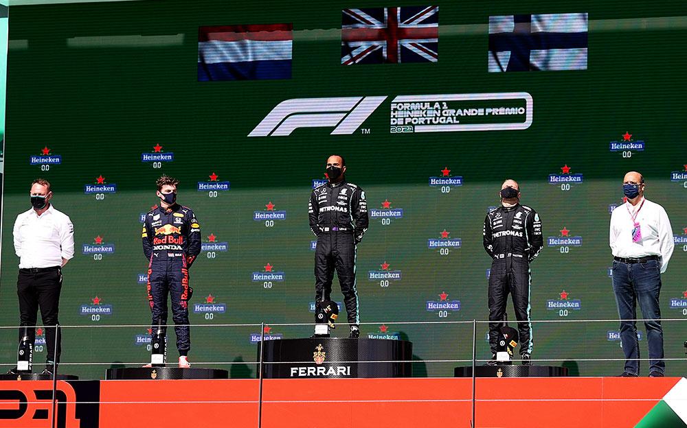 2021年F1葡萄牙大奖赛正赛，参加领奖台仪式的汉密尔顿、博塔斯（梅赛德斯）与维斯塔潘（红牛）