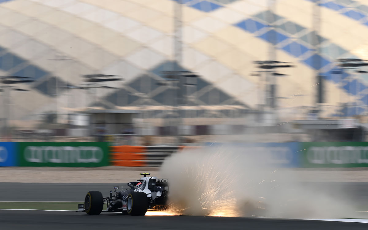 2021年F1卡塔尔大奖赛一练，在罗赛尔国际赛道扬起沙尘、擦出火花的红牛二队车手加斯利