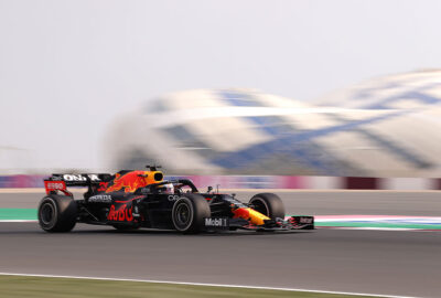 2021年F1卡塔尔大奖赛一练，行驶在罗赛尔国际赛道的红牛车手维斯塔潘