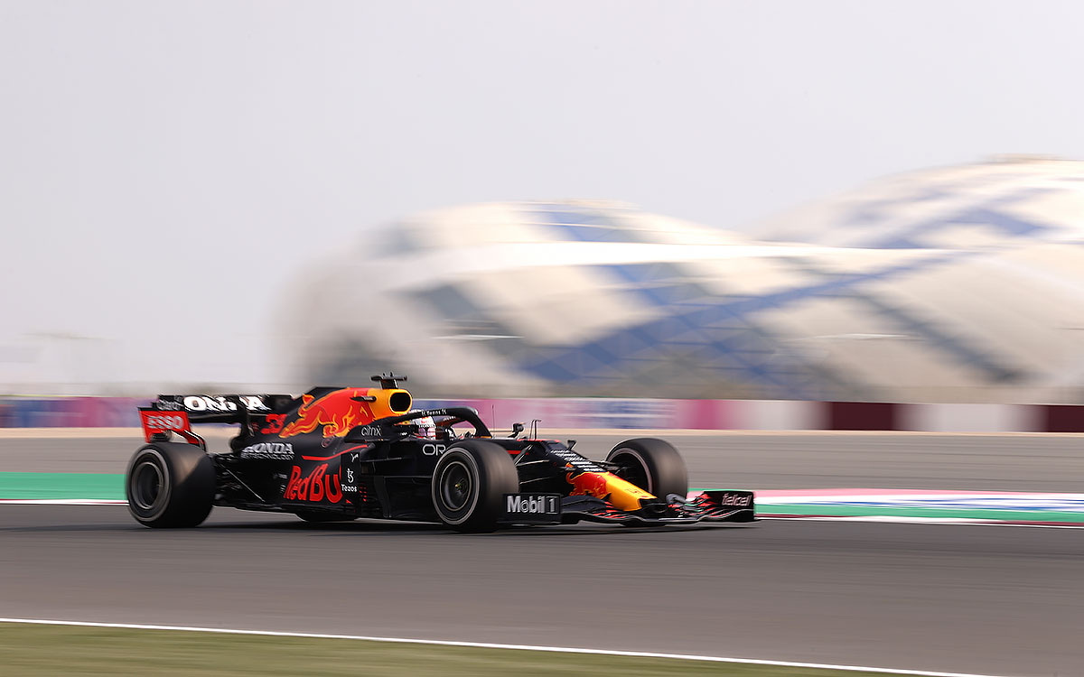2021年F1卡塔尔大奖赛一练，行驶在罗赛尔国际赛道的红牛车手维斯塔潘