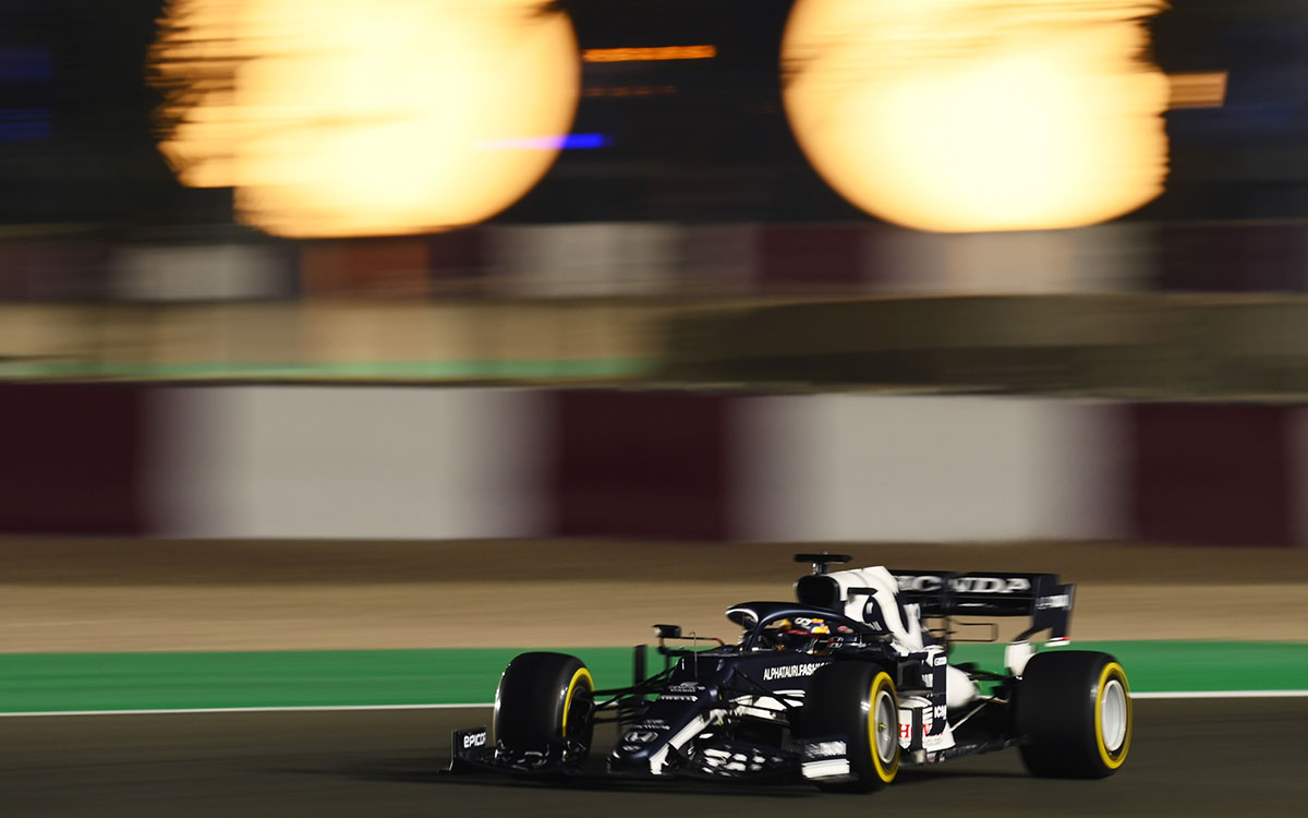 2021年F1卡塔尔大奖赛二练，在人工照明下行驶在罗赛尔国际赛道的红牛二队车手角田裕毅