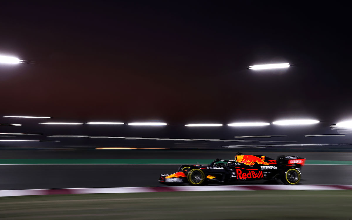 2021年F1卡塔尔大奖赛二练，在人工照明下行驶在罗赛尔国际赛道的红牛车手维斯塔潘