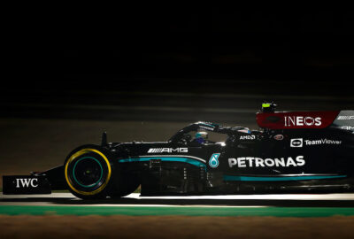 2021年F1卡塔尔大奖赛二练，在人工照明下行驶在罗赛尔国际赛道的梅赛德斯车手博塔斯