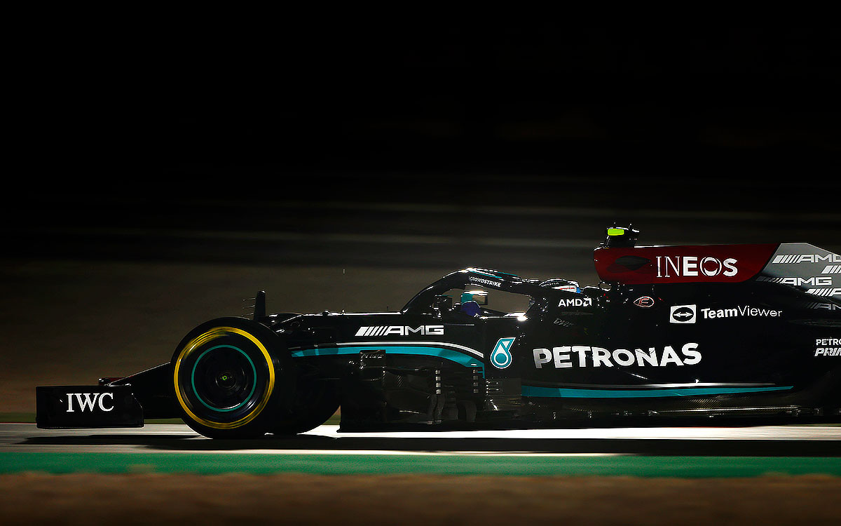 2021年F1卡塔尔大奖赛二练，在人工照明下行驶在罗赛尔国际赛道的梅赛德斯车手博塔斯