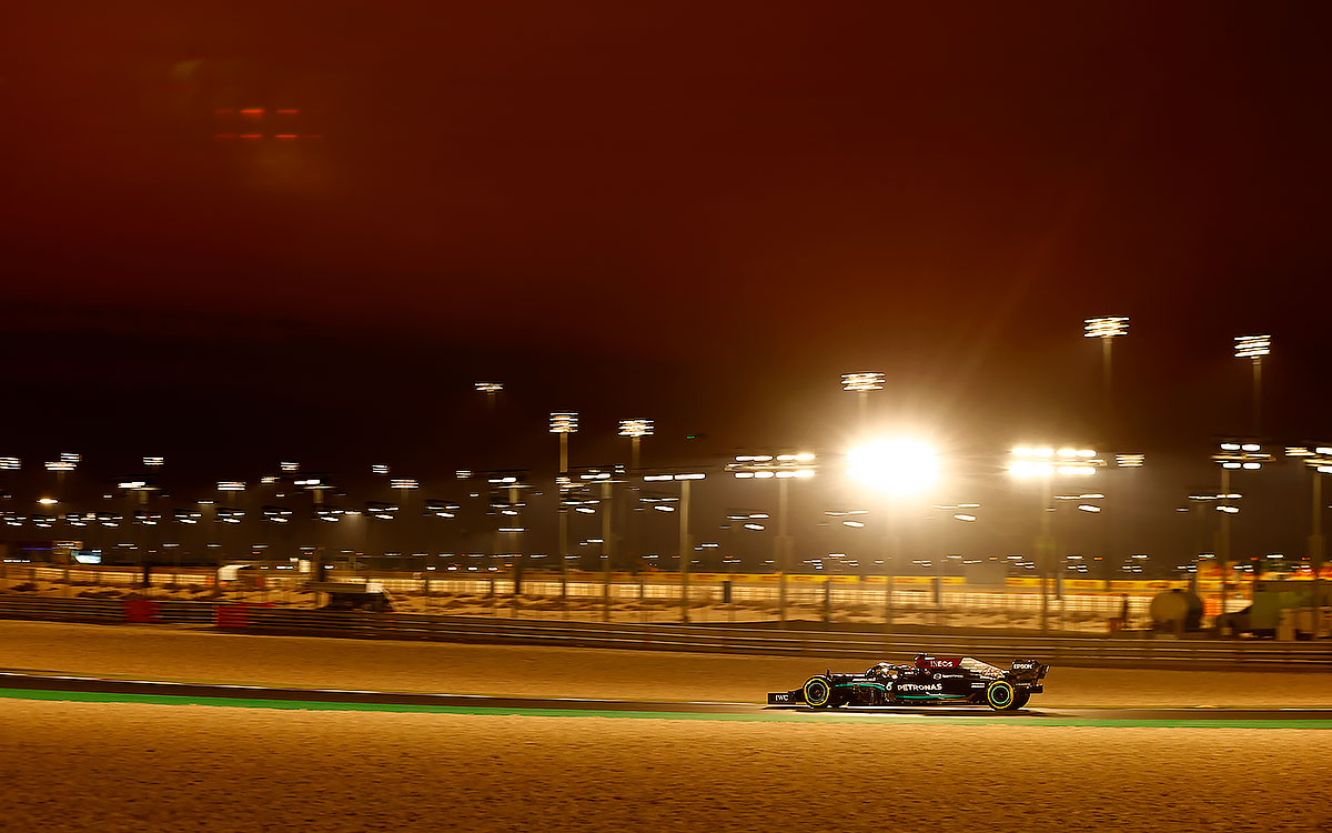 2021年F1卡塔尔大奖赛二练，在人工照明下行驶在罗赛尔国际赛道的梅赛德斯车手汉密尔顿