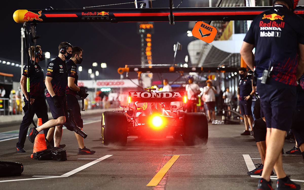 2021年F1卡塔尔大奖赛二练，从车库驶向赛道的红牛RB16B赛车